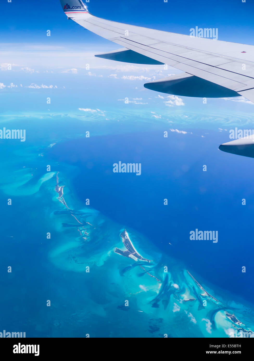 Résumé Vue aérienne de la mer des Caraïbes avec l'aile d'avion dans l'image Banque D'Images
