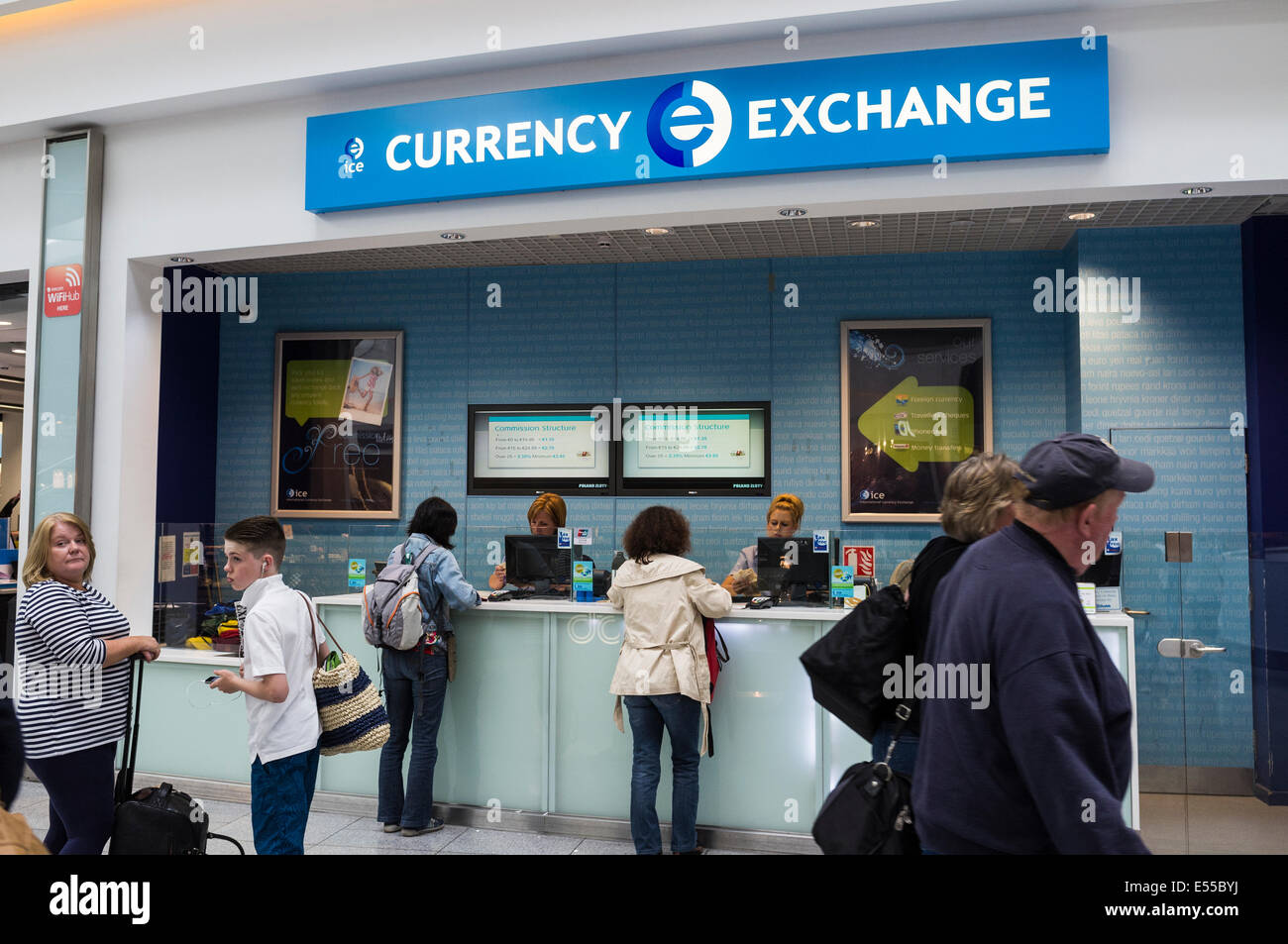 Bureau de change international à la borne 2 de l'aéroport de Dublin,  Irlande Photo Stock - Alamy