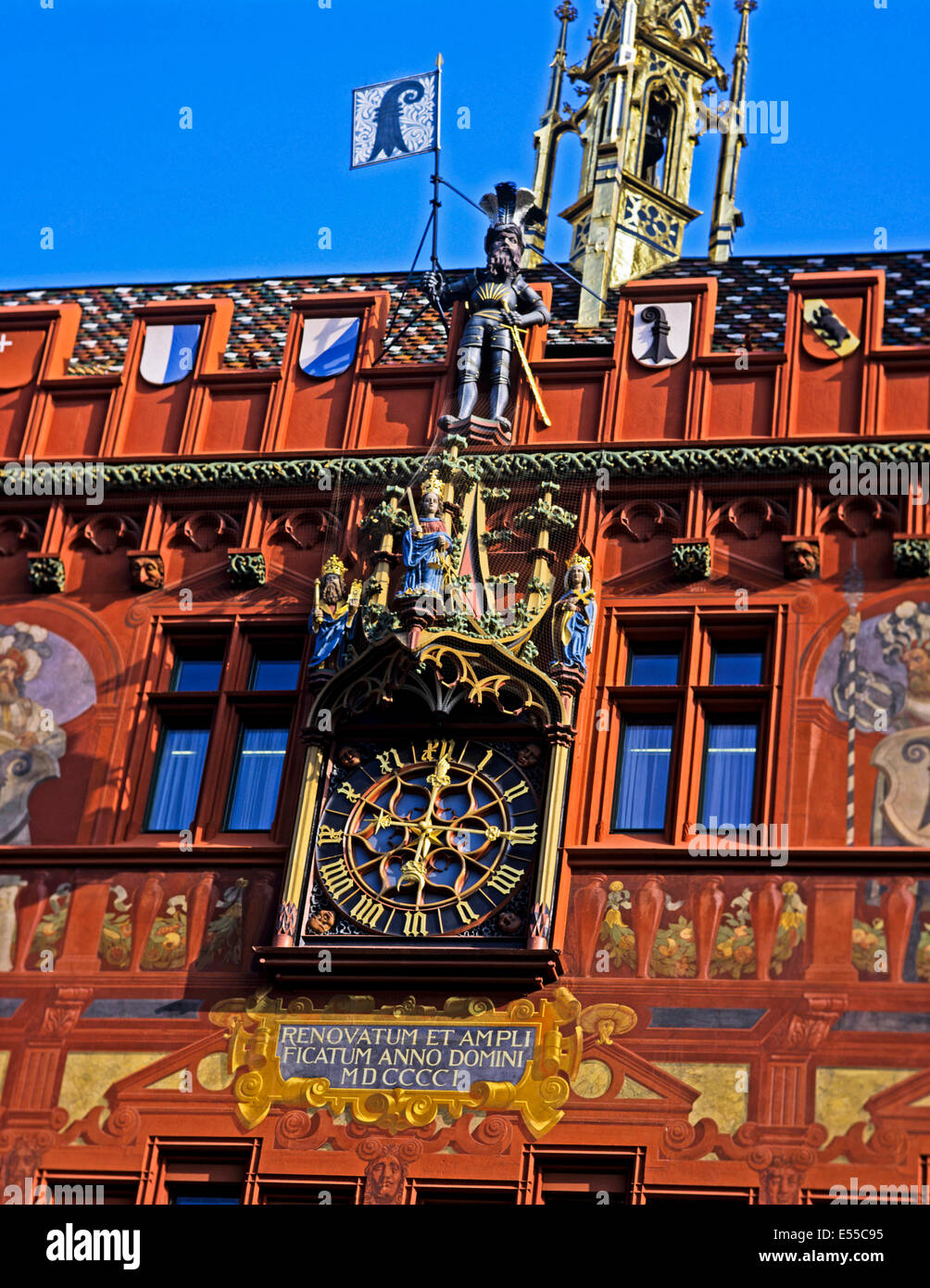 Vue de l'Hôtel de ville (Rathaus) réveil conçu par Maître Wilhelms, Bâle, Suisse Banque D'Images