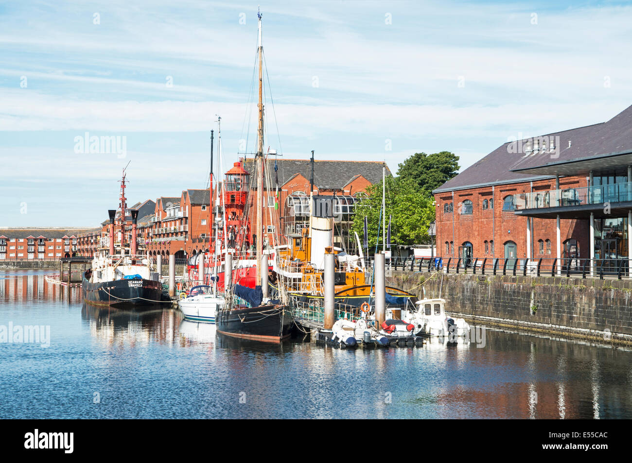 Vieux Bateaux amarrés jusqu'à Swansea Marina dans le cadre d'un musée maritime, Galles du sud sur une journée d'été Banque D'Images