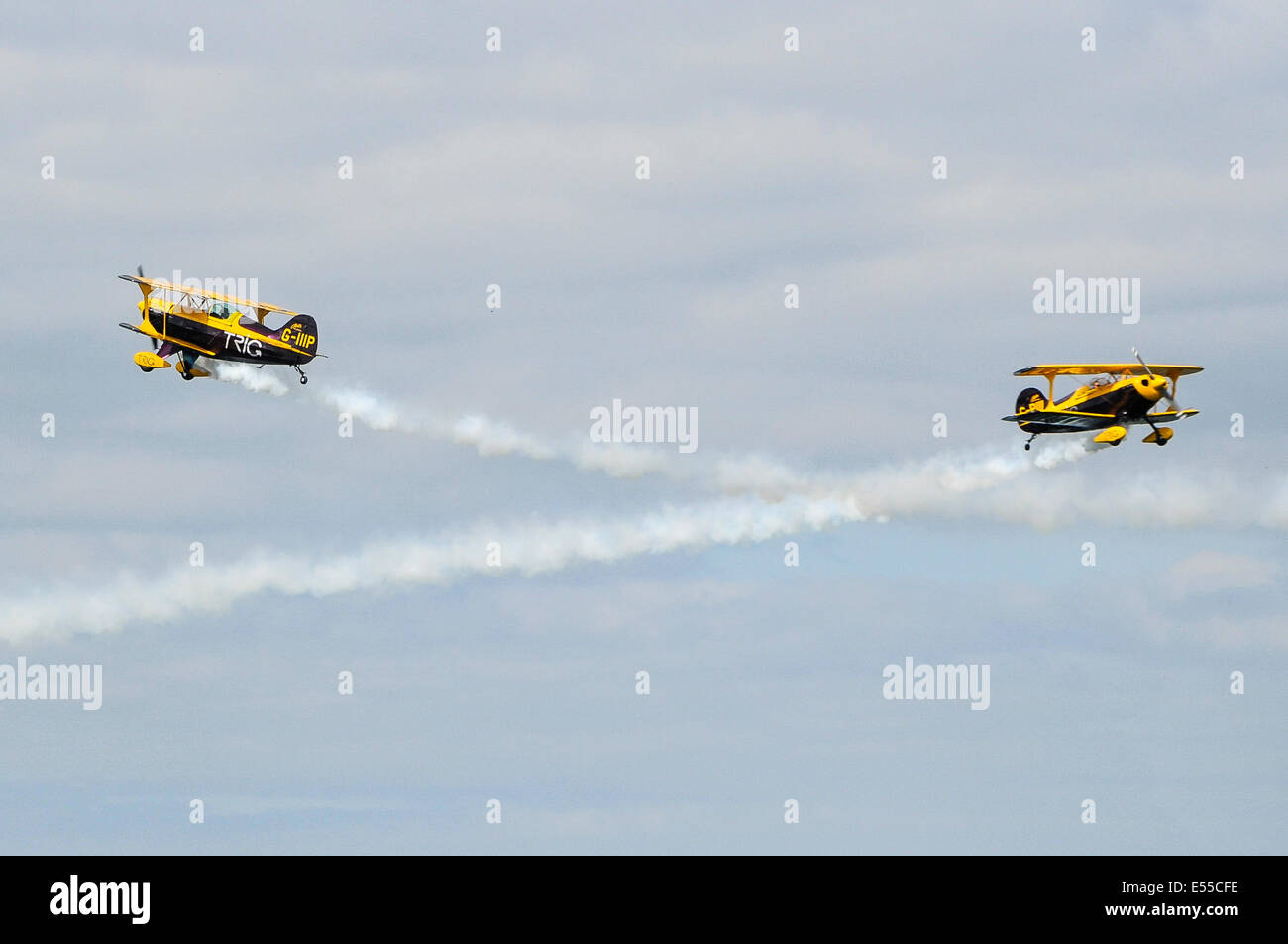 Deux Pitts S-1D' spécial (G-PIII et G-IIIP) effectuer un défilé aérien clost Banque D'Images