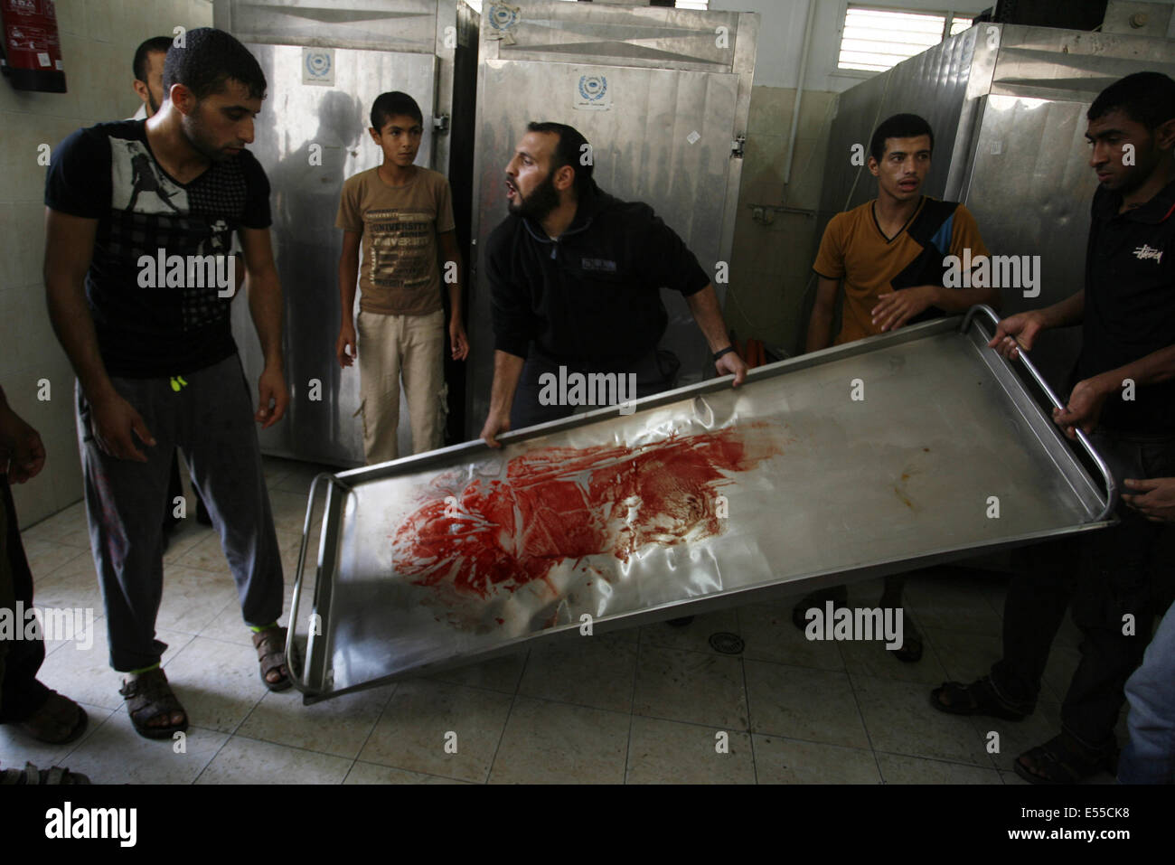 Gaza, bande de Gaza, Territoires palestiniens. 21 juillet, 2014. Le deuil des proches lors des funérailles de neuf membres de la famille de Siam, qui ont été tués dans une frappe aérienne israélienne qui a détruit leur maison, le 21 juillet 2014, à Rafah, dans le sud de la bande de Gaza. Washington et l'Organisation des Nations Unies a exigé une ''cessez-le-feu immédiat'' à Gaza alors qu'Israël appuie sur un assaut sur l'enclave palestinienne, poussant le nombre de morts à 514. Credit : Abed Rahim Khatib/NurPhoto/ZUMA/Alamy Fil Live News Banque D'Images