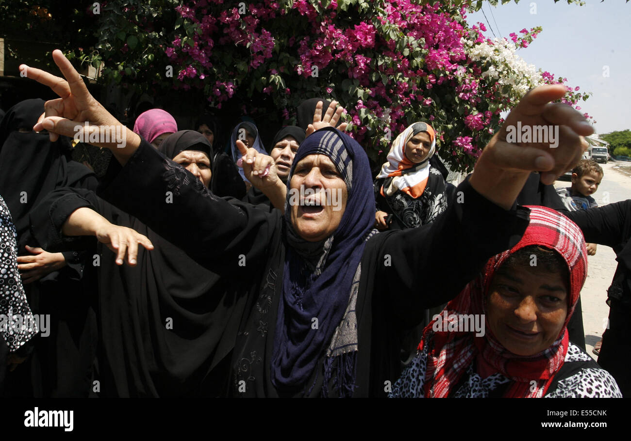 Gaza, bande de Gaza, Territoires palestiniens. 21 juillet, 2014. Le deuil des proches lors des funérailles de neuf membres de la famille de Siam, qui ont été tués dans une frappe aérienne israélienne qui a détruit leur maison, le 21 juillet 2014, à Rafah, dans le sud de la bande de Gaza. Washington et l'Organisation des Nations Unies a exigé une ''cessez-le-feu immédiat'' à Gaza alors qu'Israël appuie sur un assaut sur l'enclave palestinienne, poussant le nombre de morts à 514. Credit : Abed Rahim Khatib/NurPhoto/ZUMA/Alamy Fil Live News Banque D'Images