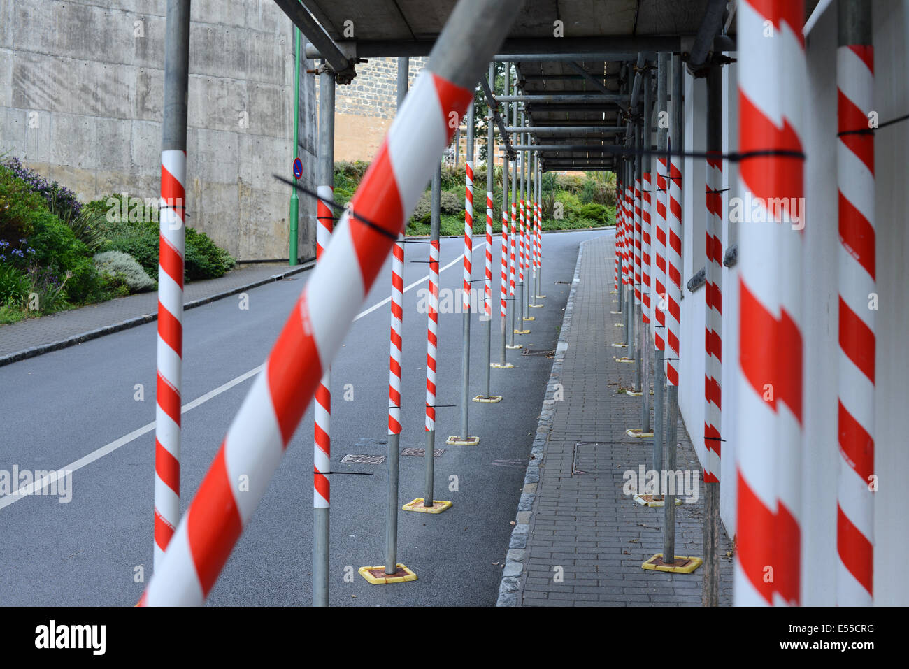 Blocage d'échafaudage le trottoir enveloppé dans une bande de détresse Banque D'Images