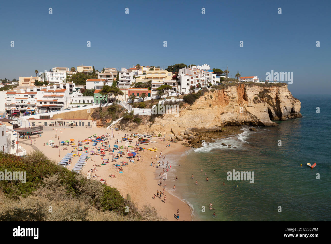 Ville de Carvoeiro et de la plage en été, Algarve, Portugal Europe Banque D'Images