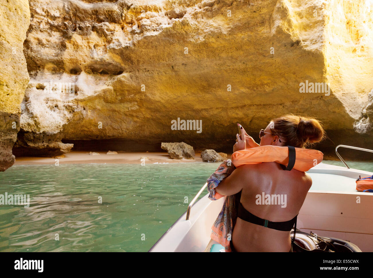 Touriste sur un bateau pour voir les grottes de la mer sur la côte de l'Algarve à Benagil, de l'Algarve, Portugal, Europe Banque D'Images