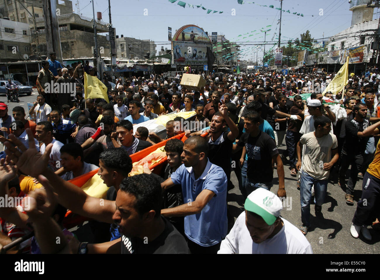 Gaza, bande de Gaza, Territoires palestiniens. 21 juillet, 2014. Parents et amis palestiniens s'acquitter au cours de l'enterrement de neuf membres de la famille de Siam, qui ont été tués dans une frappe aérienne israélienne qui a détruit leur maison, le 21 juillet 2014, à Rafah, dans le sud de la bande de Gaza. Washington et l'Organisation des Nations Unies a exigé une ''cessez-le-feu immédiat'' à Gaza alors qu'Israël appuie sur un assaut sur l'enclave palestinienne, poussant le nombre de morts à 514. Credit : Abed Rahim Khatib/NurPhoto/ZUMA/Alamy Fil Live News Banque D'Images