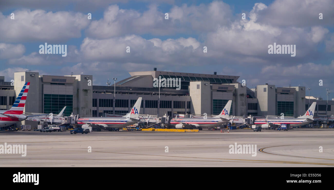Les avions commerciaux de passagers alignés à l'entrée à l'aéroport Banque D'Images