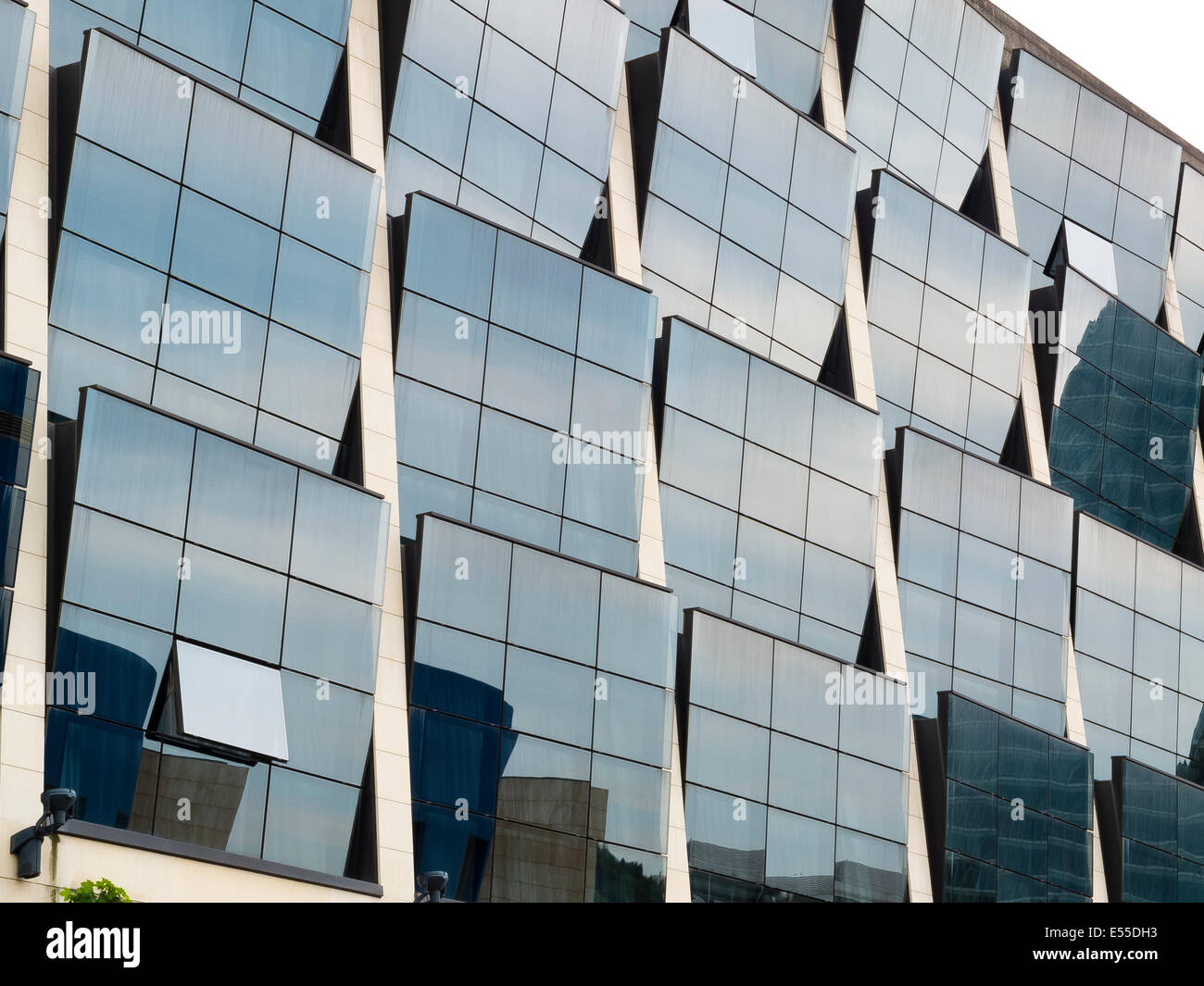 La façade de l'immeuble avec des lunettes. Bilbao, Biscaye, Pays Basque, Espagne, Europe. Banque D'Images
