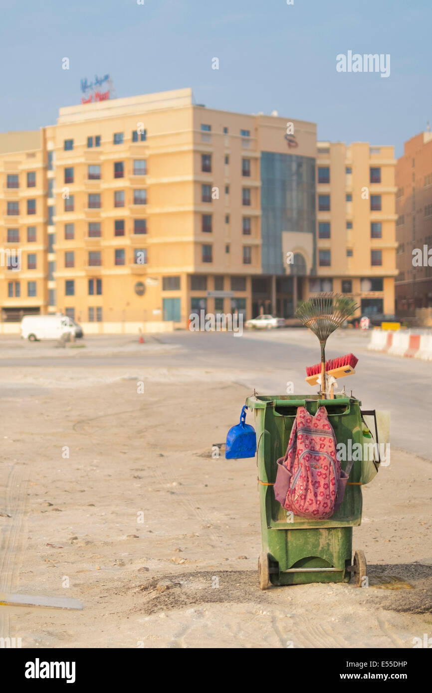Un Street Cleaners Panier assis le long de la route en Al-Seef, Manama Bahreïn. Banque D'Images