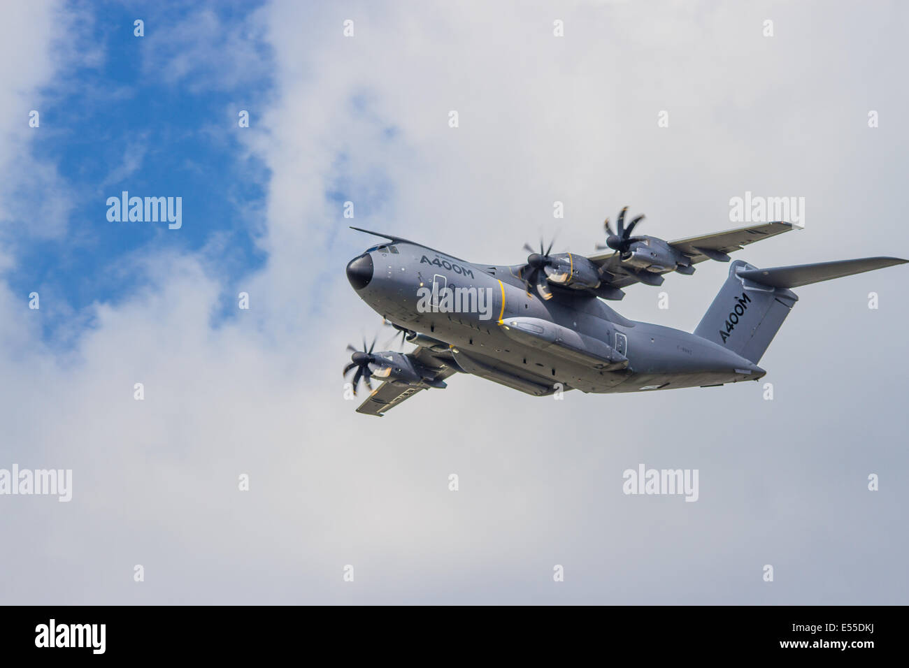 Au salon international de l'aéronautique de Farnborough, Airbus a présenté son avion de transport militaire A400M Atlas, un avion polyvalent conçu pour le transport de marchandises, de charges lourdes et de turbopropulseurs. L'avion a démontré ses capacités d'atterrissage et de décollage. Banque D'Images