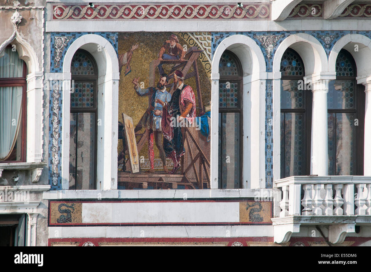 Détail des mosaïques sur façade de l'Hôtel Palazzo Barbarigo vu du Grand Canal Venise Italie au début du matin chaud mosaïques Banque D'Images