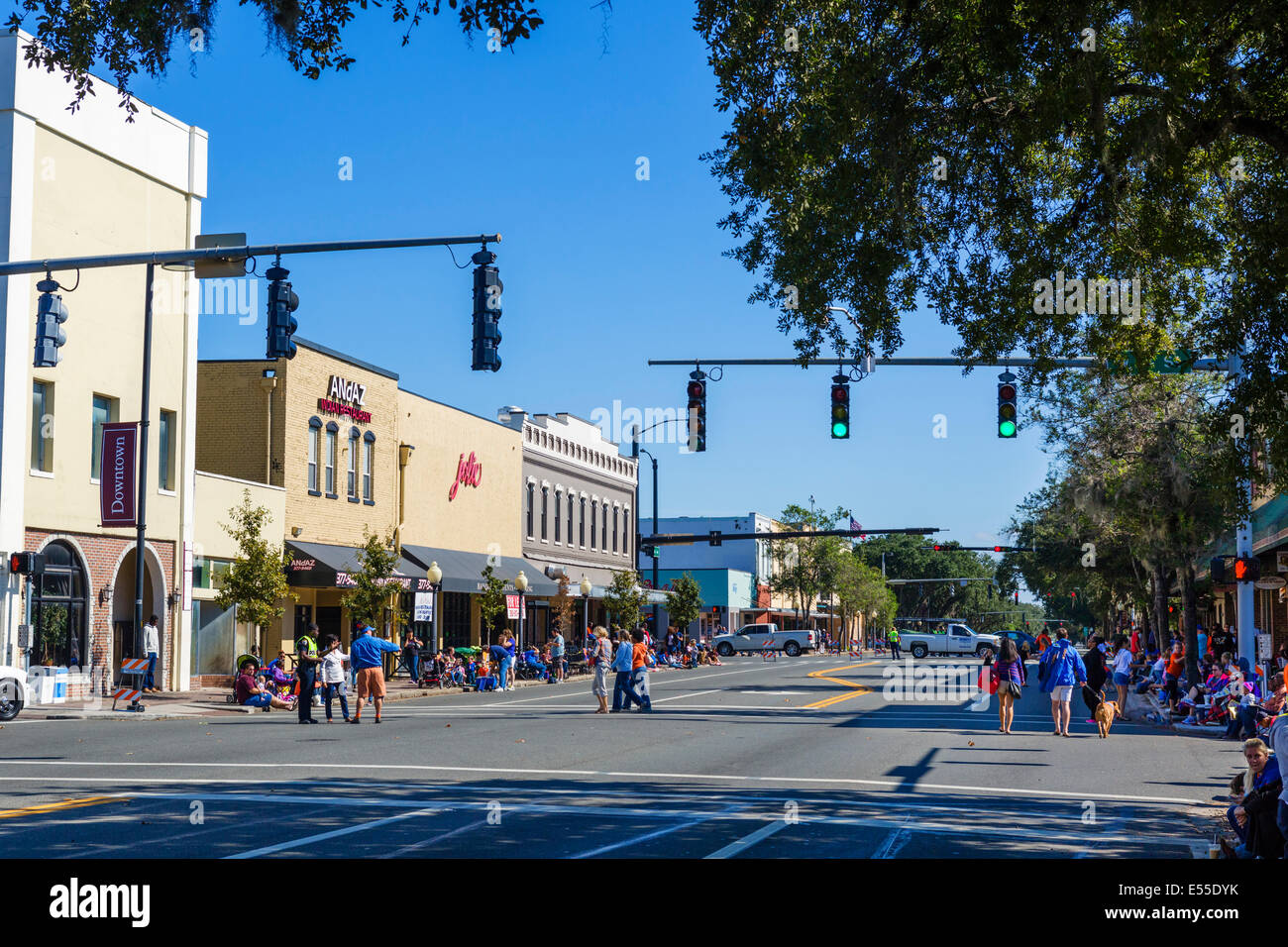 Main Street dans le centre-ville de Gainesville le jour de l'arrivée au défilé, Florida, USA Banque D'Images