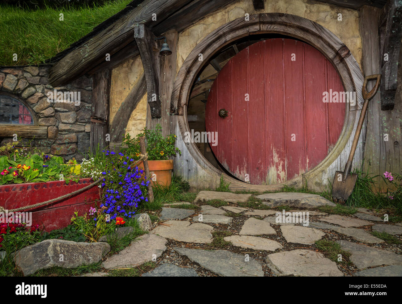Trous de Hobbit dans Hobbiton, emplacement du Seigneur des Anneaux et Le Hobbit trilogie, Hinuera, Matamata, Nouvelle-Zélande Banque D'Images