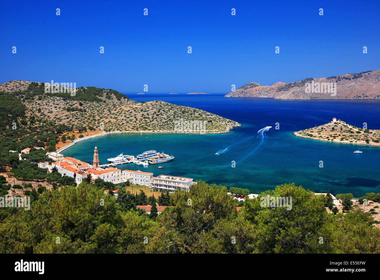 Le monastère de Panormitis, une des plus importantes de la mer et Panormitis petit golfe, l'île de Symi, Dodécanèse, Grèce Banque D'Images