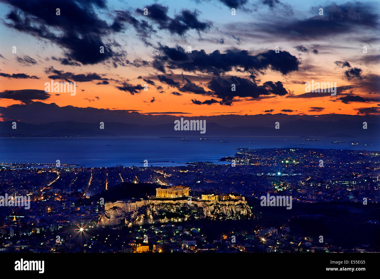 Vue d'Athènes et l'acropole de la colline Lycabettus, Attique, Grèce. Vous pouvez voir jusqu'au port du Pirée. Banque D'Images