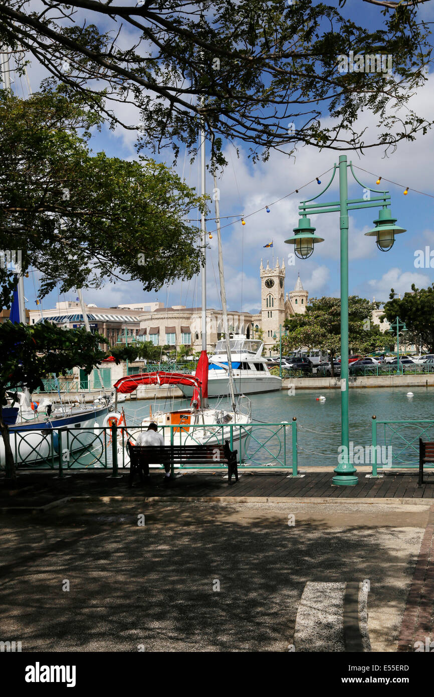 Le port de Bridgetown, Barbade, avec l'édifice du Parlement à l'arrière-plan. Banque D'Images