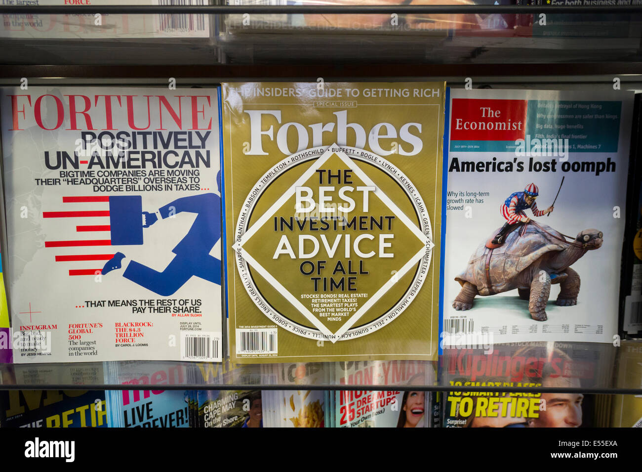 Le magazine Forbes est vu sur un kiosque à journaux avec d'autres magazines d'affaires à New York Banque D'Images