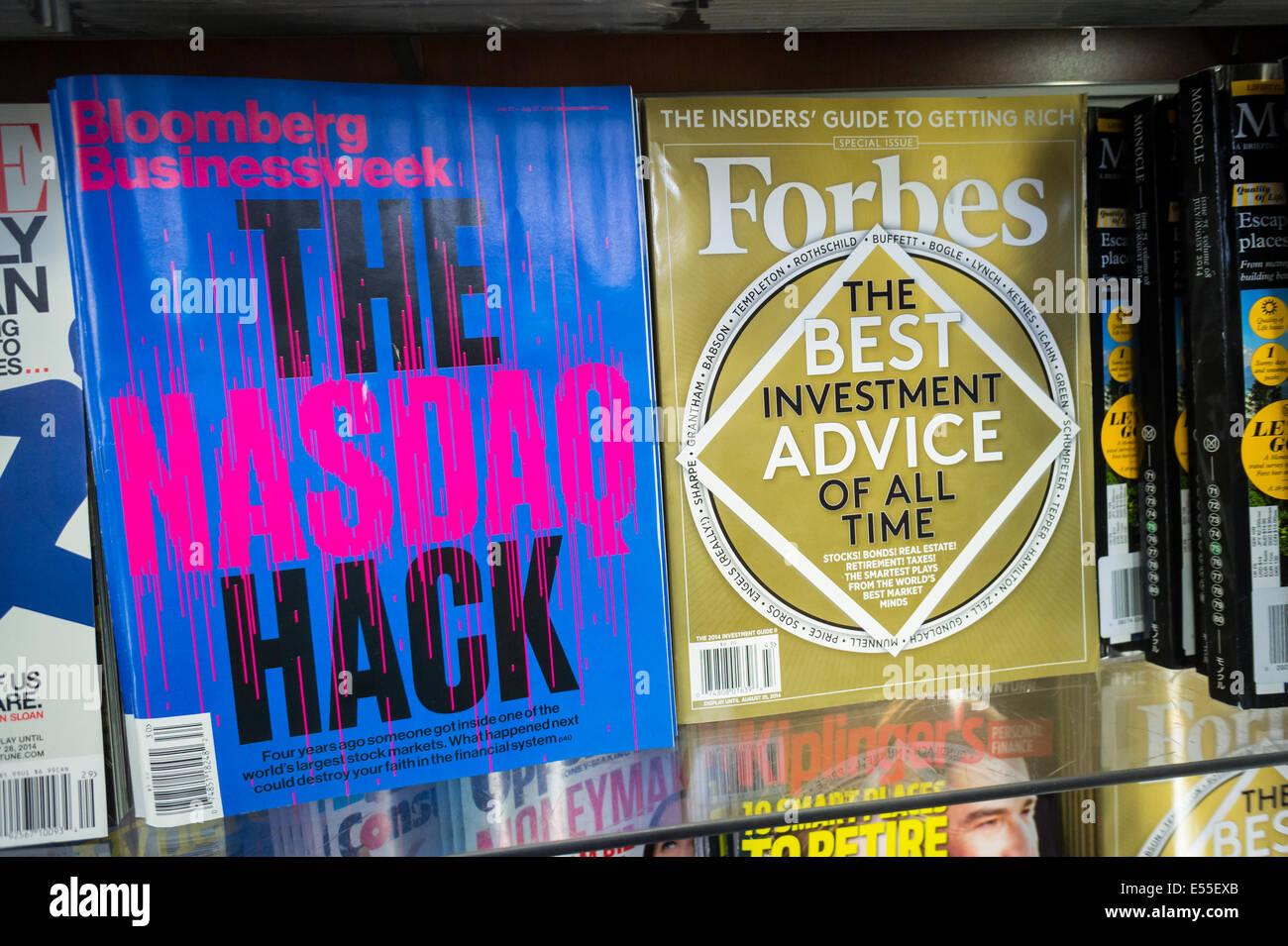 Le magazine Forbes est vu sur un kiosque à journaux avec d'autres magazines d'affaires à New York Banque D'Images