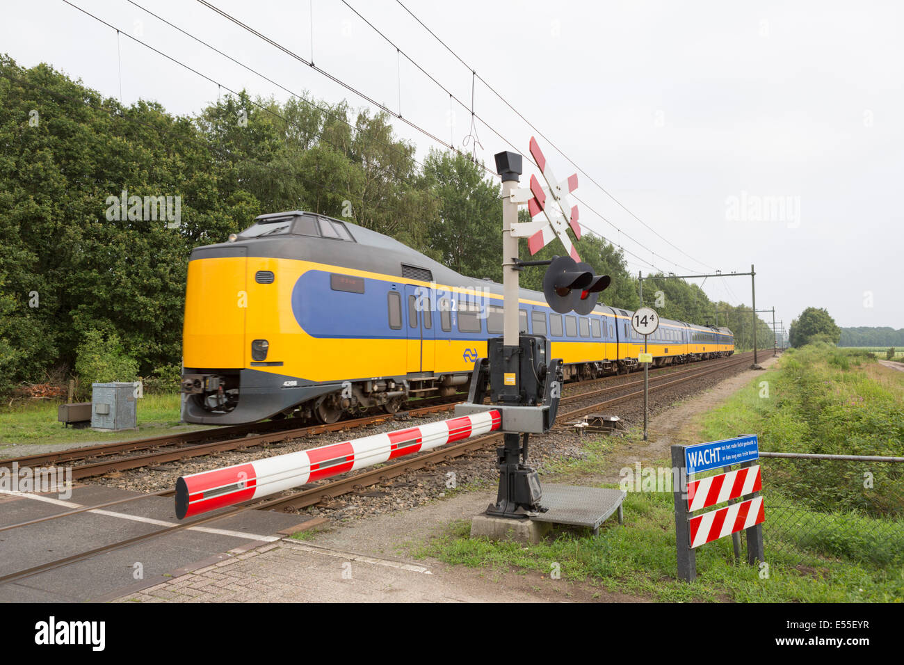 Les transports en France avec l'adoption de la Dutch train intercity railway company à un passage à niveau. Banque D'Images