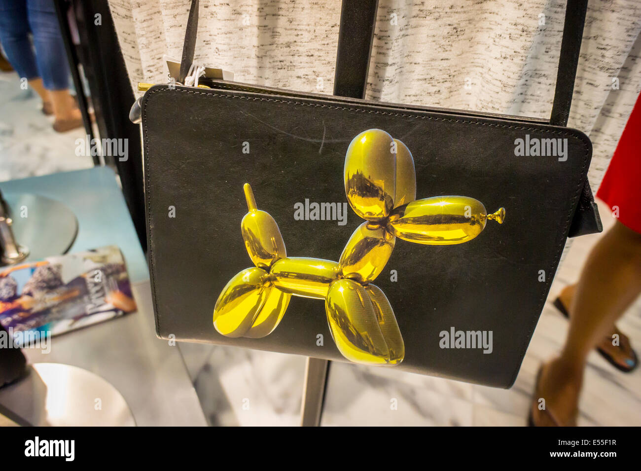 Jeff Koons limited edition pour H&M sac à main avec son célèbre 'Balloon Dog (jaune)' imprimé sur elle Banque D'Images