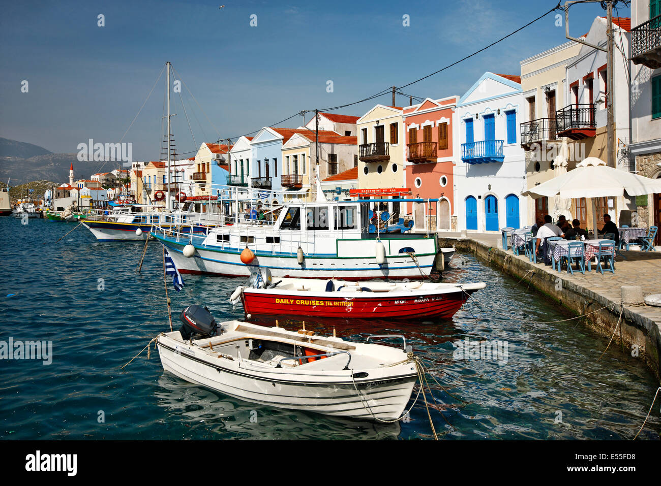 Vue partielle sur le port pittoresque et village de Kastellorizo (ou "eghisti') island, îles du Dodécanèse, Grèce Banque D'Images