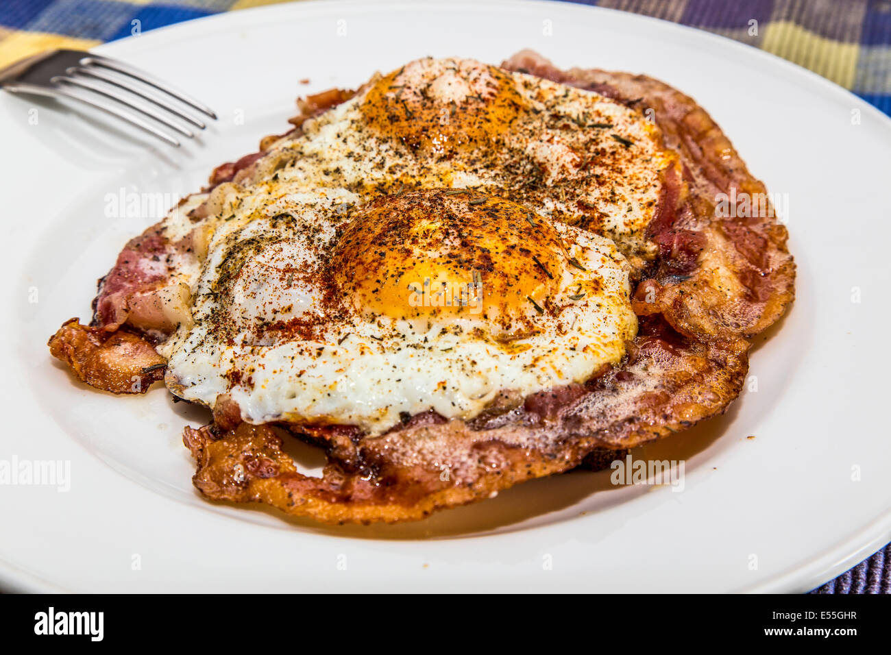 Les œufs et le bacon dans une poêle, petit déjeuner, Banque D'Images