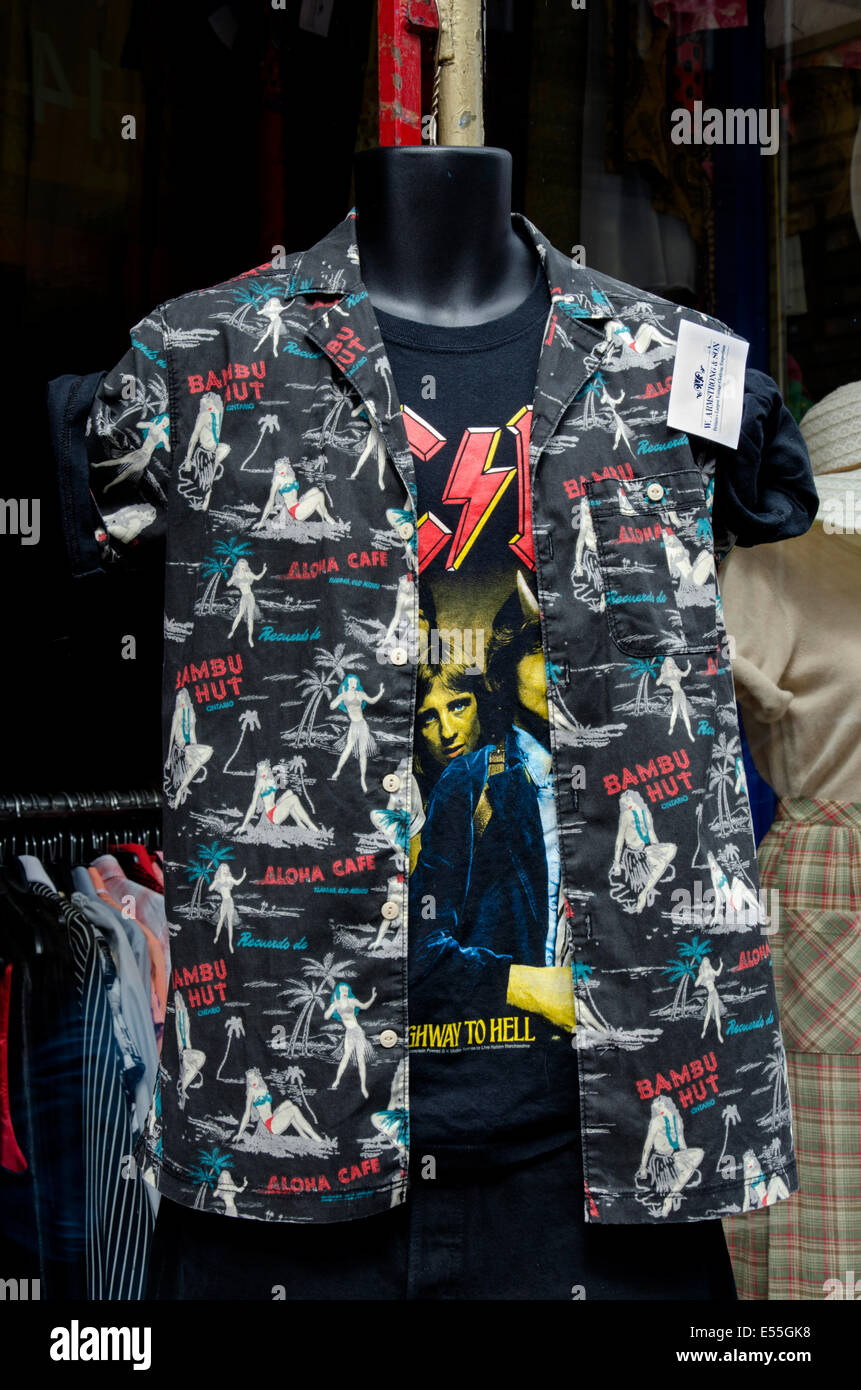 Un sens du style dans un magasin de vêtements rétro doté d'un AC/DC tee  shirt noir en dessous d'une chemise hawaïenne Photo Stock - Alamy