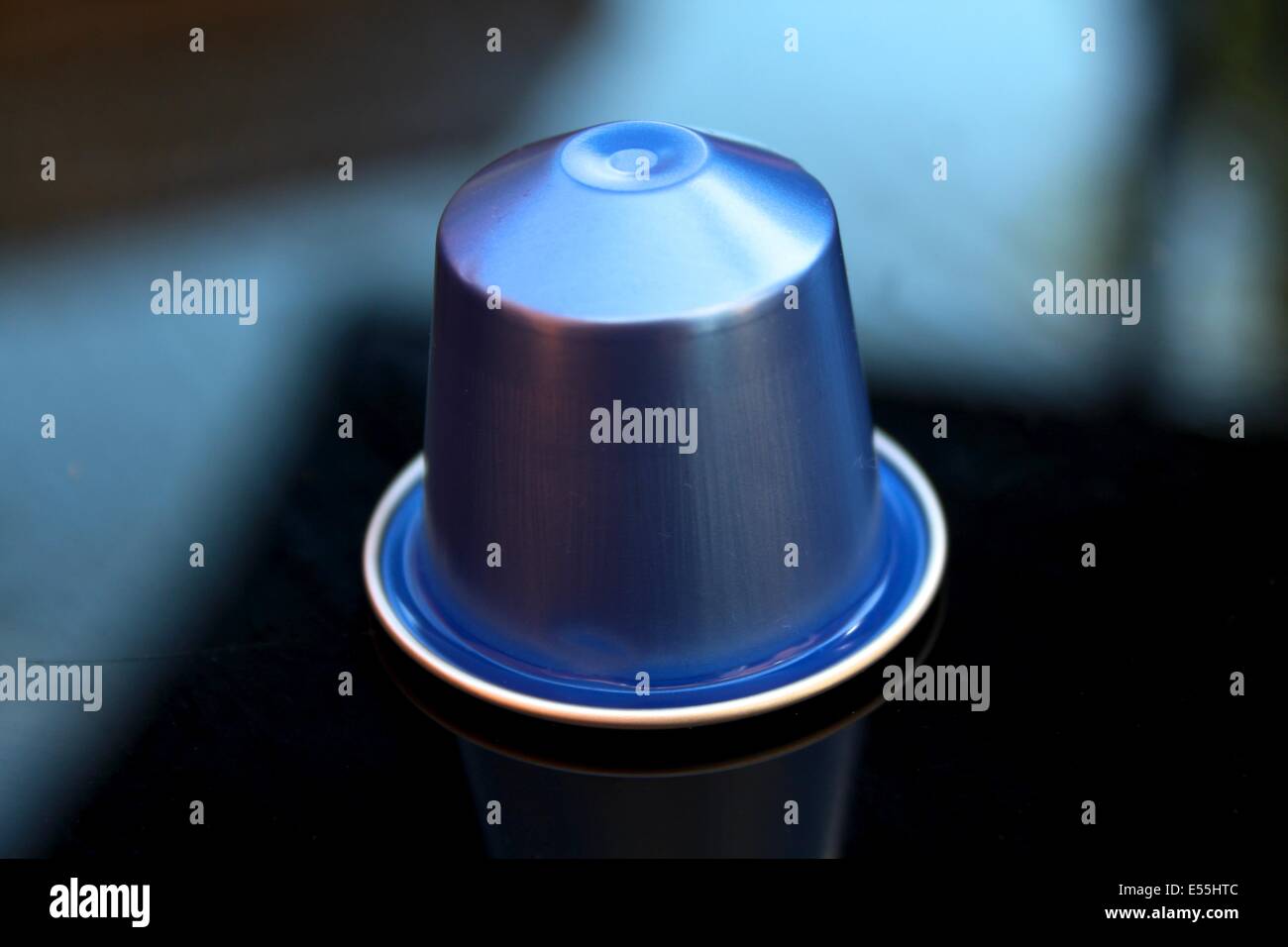 NESPRESSO, Vivalto Lungo capsule sur une table en verre Photo Stock - Alamy