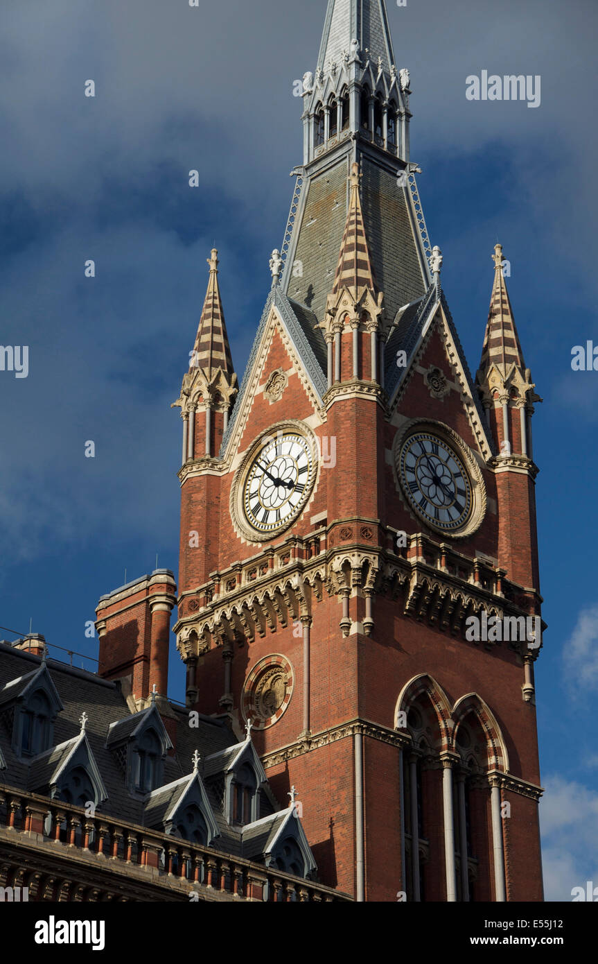 L'architecture. La tour de l'horloge victorienne grandiose de St Pancras à Londres. Conçu par Sir George Gilbert Scott et achevé en 1868. L'Angleterre Banque D'Images