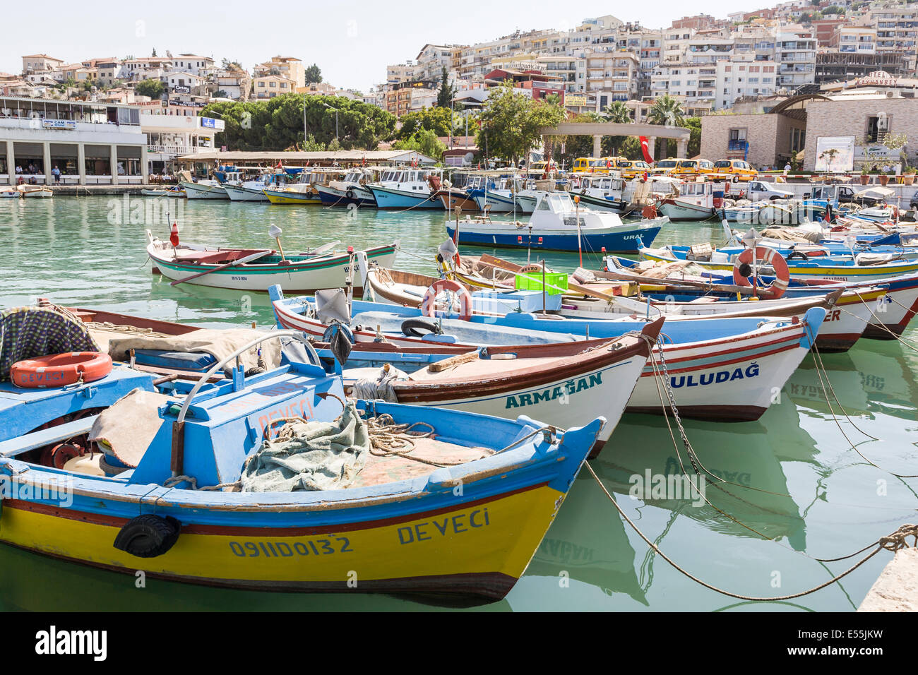 Et les barques de pêche colorés amarrés dans le port de Kusadasi, sur la côte égéenne de la Turquie en été Banque D'Images