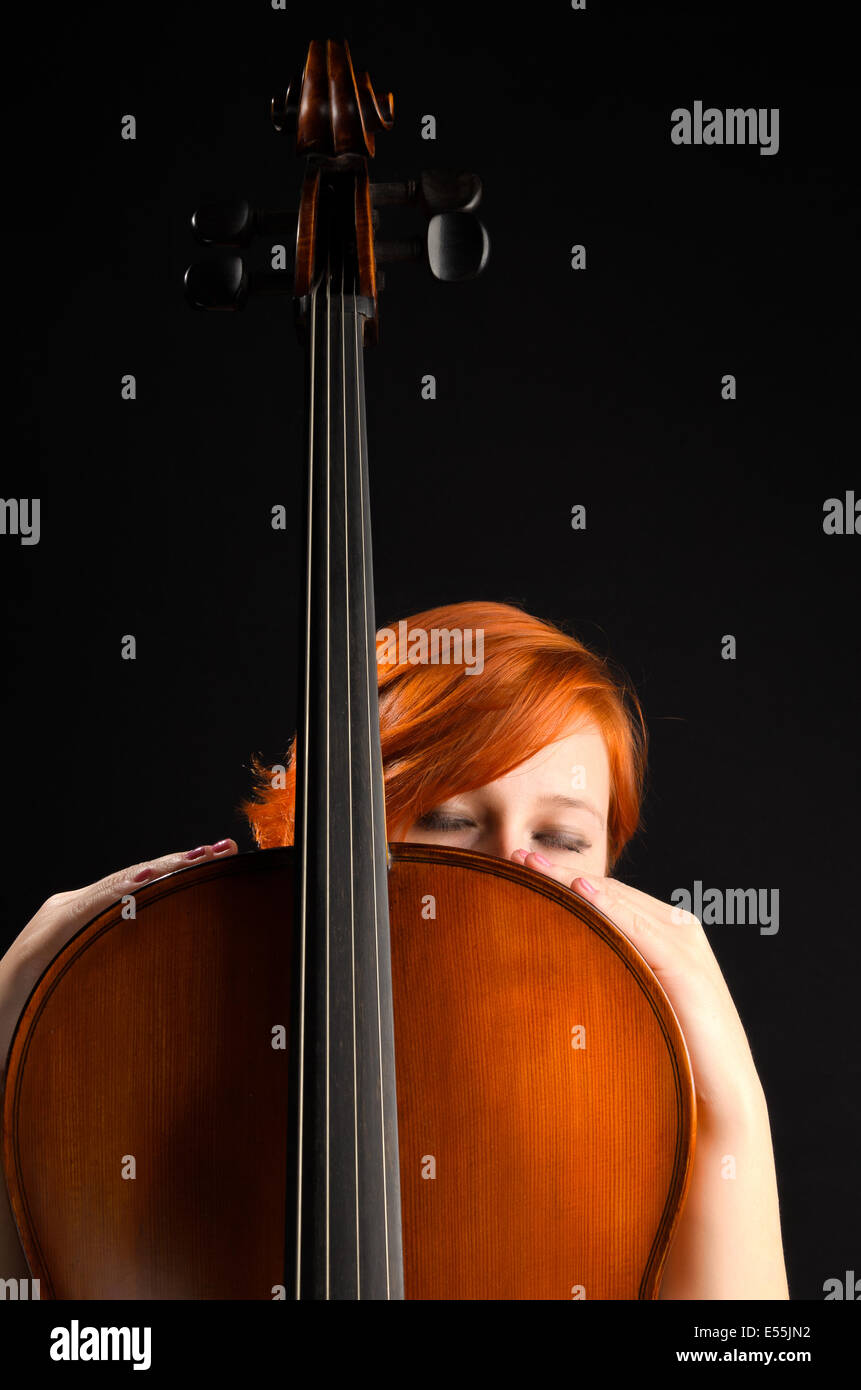 Femme avec violoncelle Banque D'Images