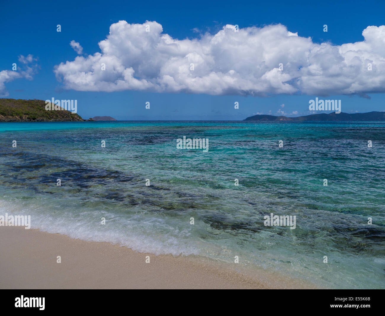 L'assainissement de l'eau claire de la mer des Caraïbes sur l'île des Caraïbes de St John dans les îles Vierges américaines Banque D'Images