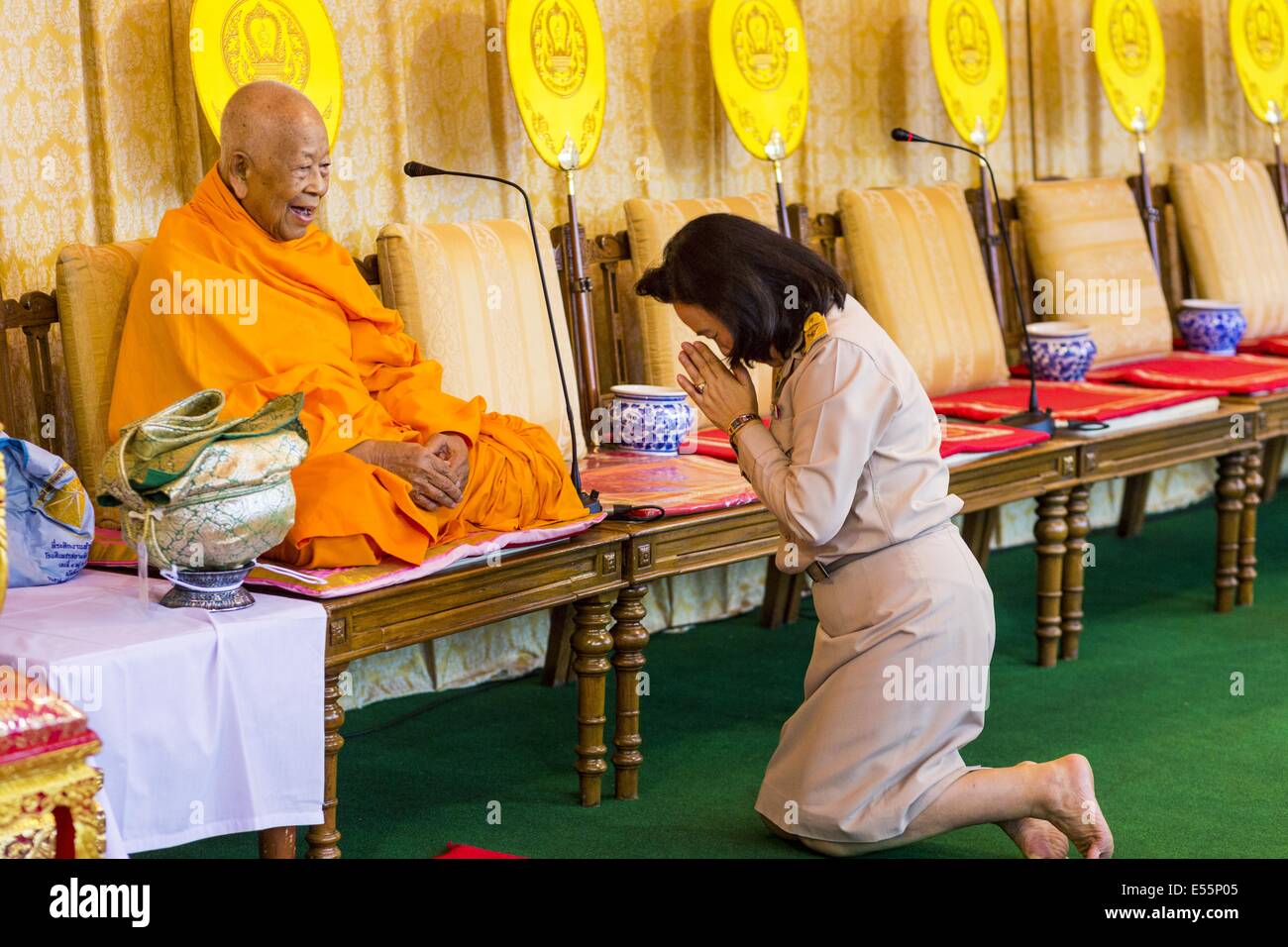 Bangkok, Thaïlande. 22 juillet 2014.Un fonctionnaire thaïlandais s'incline devant un moine bouddhiste à Sanam Luang. Des centaines de militaires thaïlandais officiers et fonctionnaires ont assisté à un service de chants bouddhistes et le mérite de faire de la cérémonie pour marquer le 2ème mois anniversaire du 22 mai coup d'État qui a déposé le gouvernement civil élu et s'est terminé près de six mois, parfois violents, des manifestations anti-gouvernementales. Credit : ZUMA Press, Inc./Alamy Live News Banque D'Images