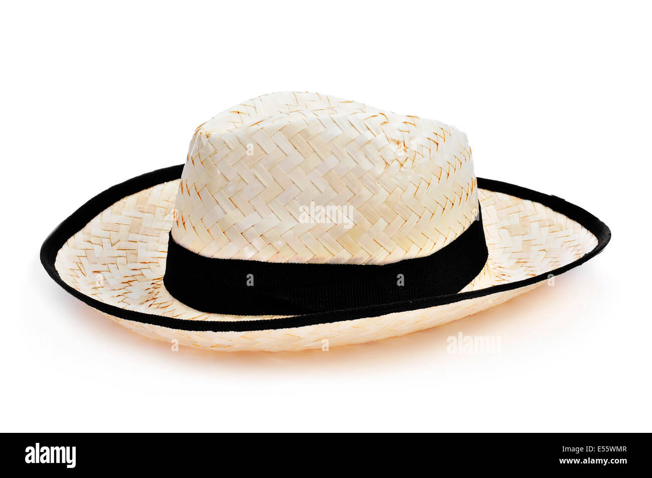 Un chapeau de paille avec un ruban noir sur fond blanc Banque D'Images