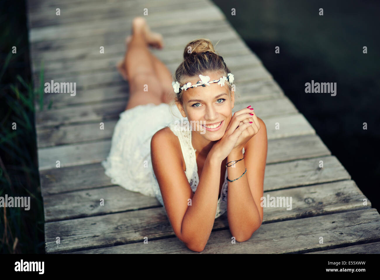 Jeune femme en robe blanche sur une passerelle Banque D'Images