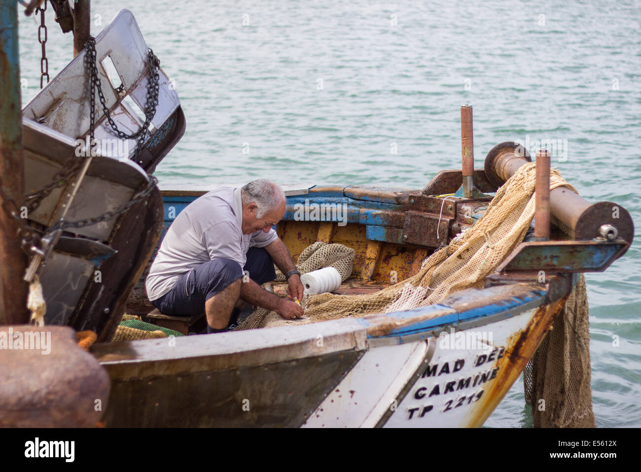 Fisher man weaving filet de pêche résille navire commercial industrie mer Bateau Banque D'Images