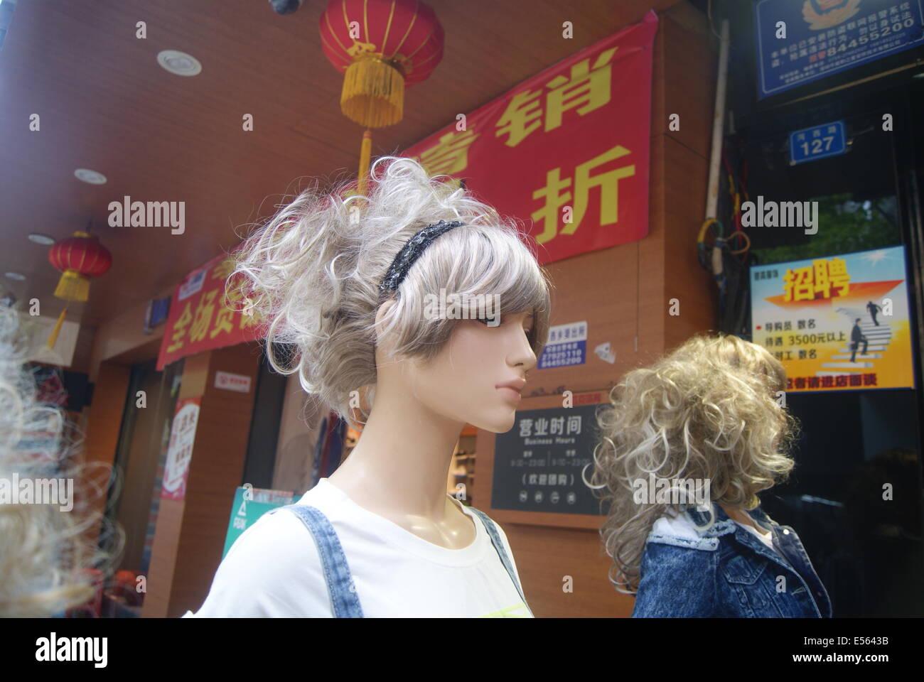 Des modèles de mode dans le magasin de vêtements, à Shenzhen, Chine Banque D'Images