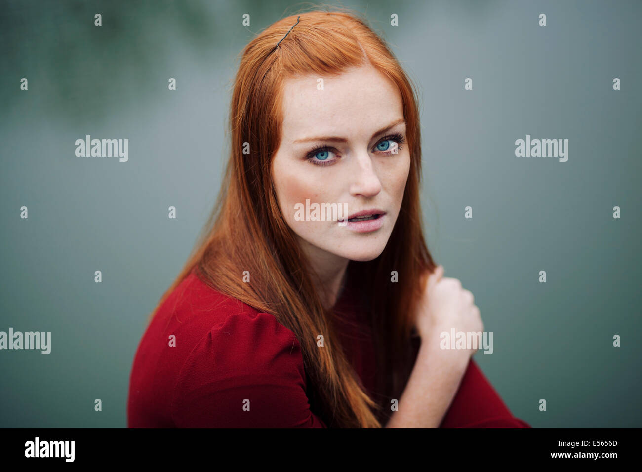 Portrait of young woman looking at camera Banque D'Images