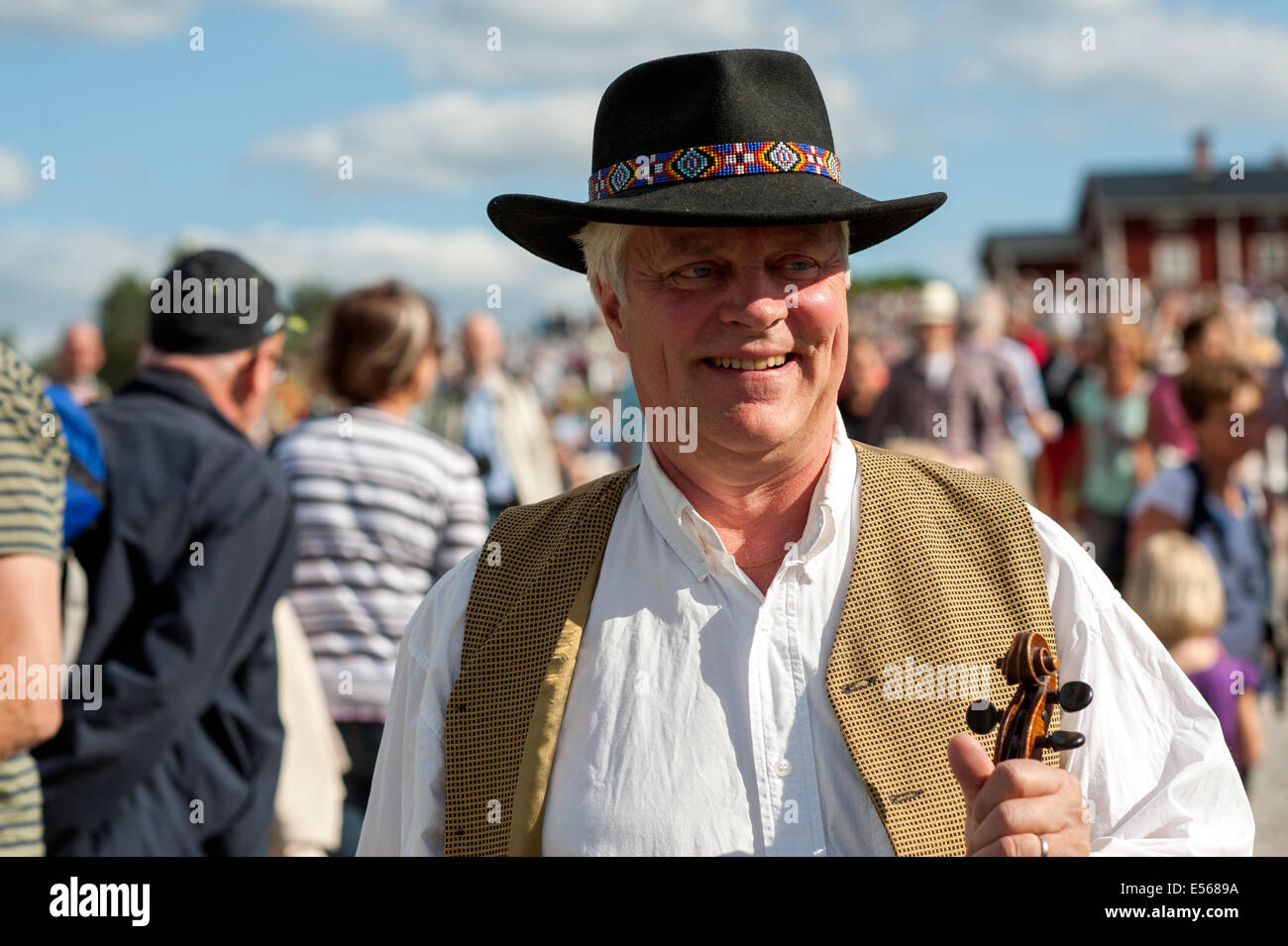 Musicien joyeux au célèbre festival de musique folklorique traditionnelle à Bingsjo, la Suède. Banque D'Images