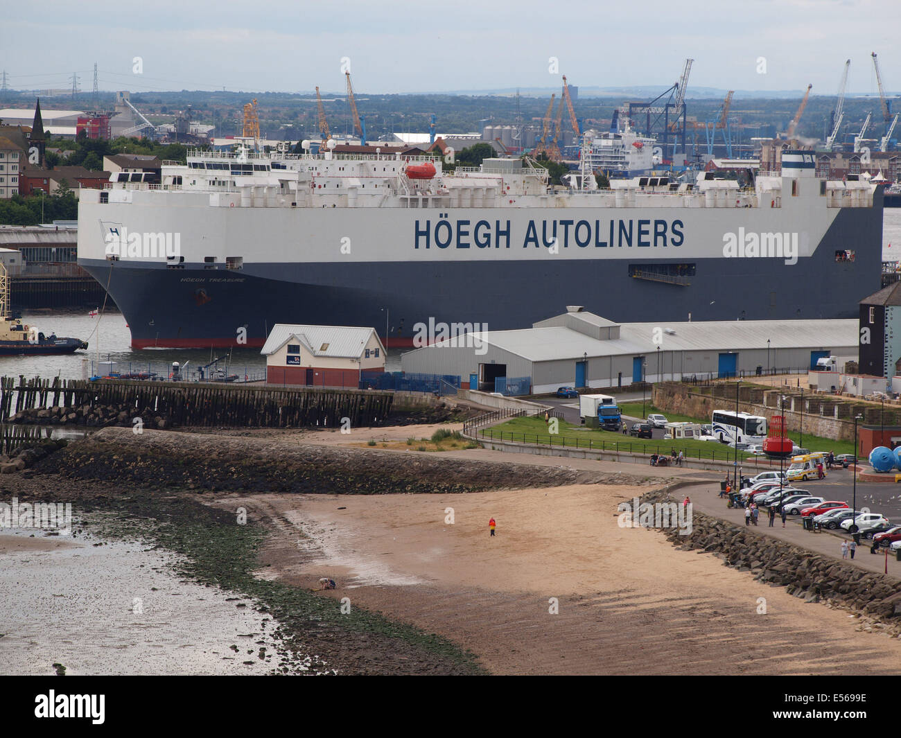 L 58684tonne 'trésor' Hoegh quittant le port of Tyne du terminal des voitures Nissan et la voile dans la mer du Nord. Banque D'Images