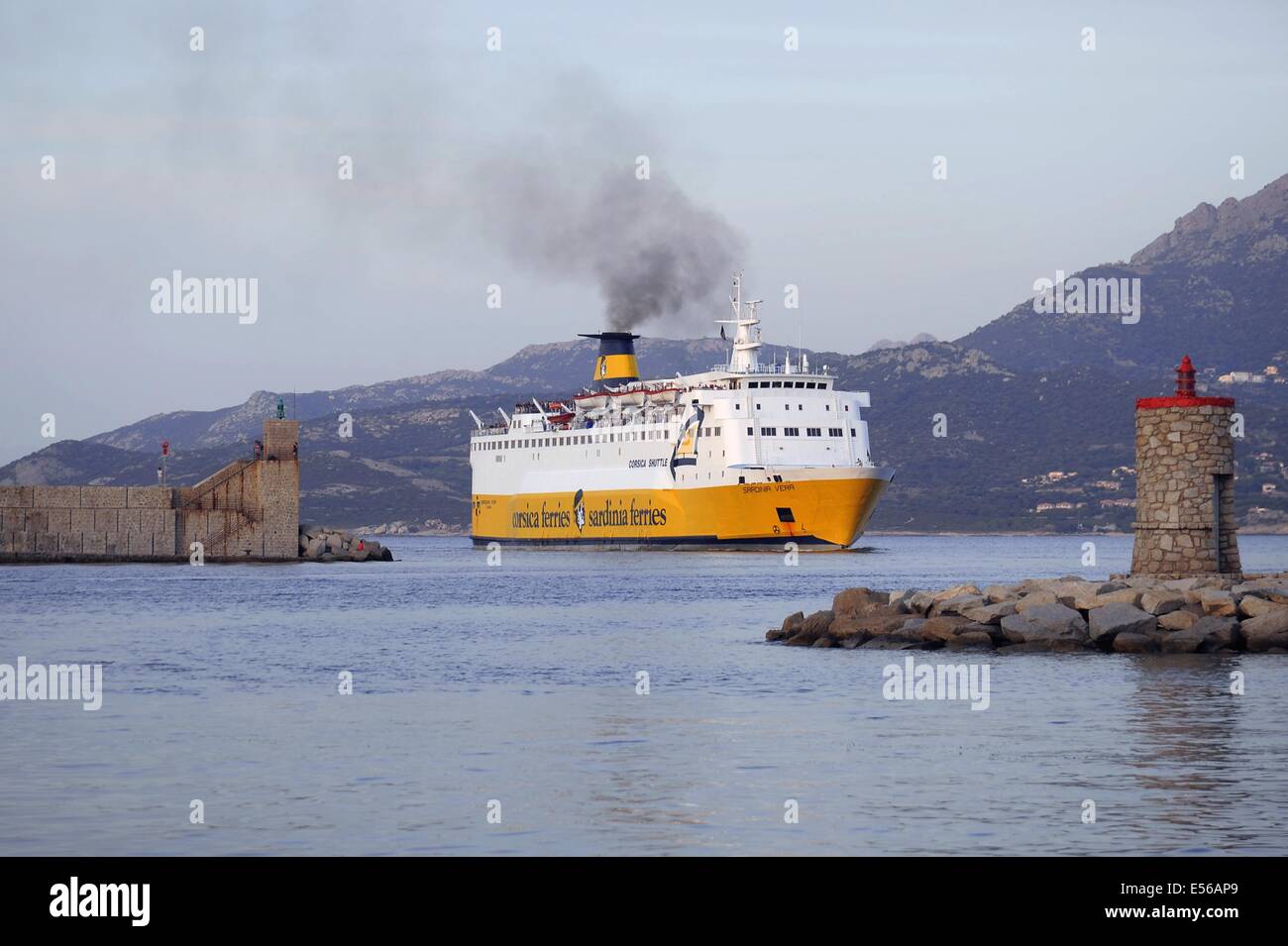 France, Corse, Calvi, un ferry entre dans le port Banque D'Images