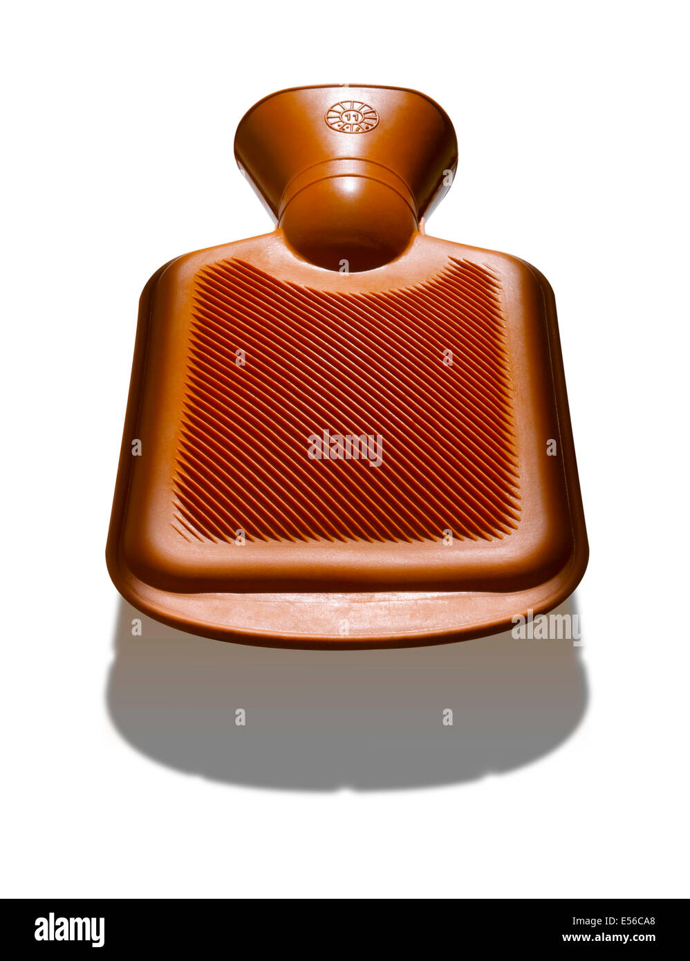 Une orange une bouteille d'eau chaude avec une forte ombre ci-dessous Banque D'Images