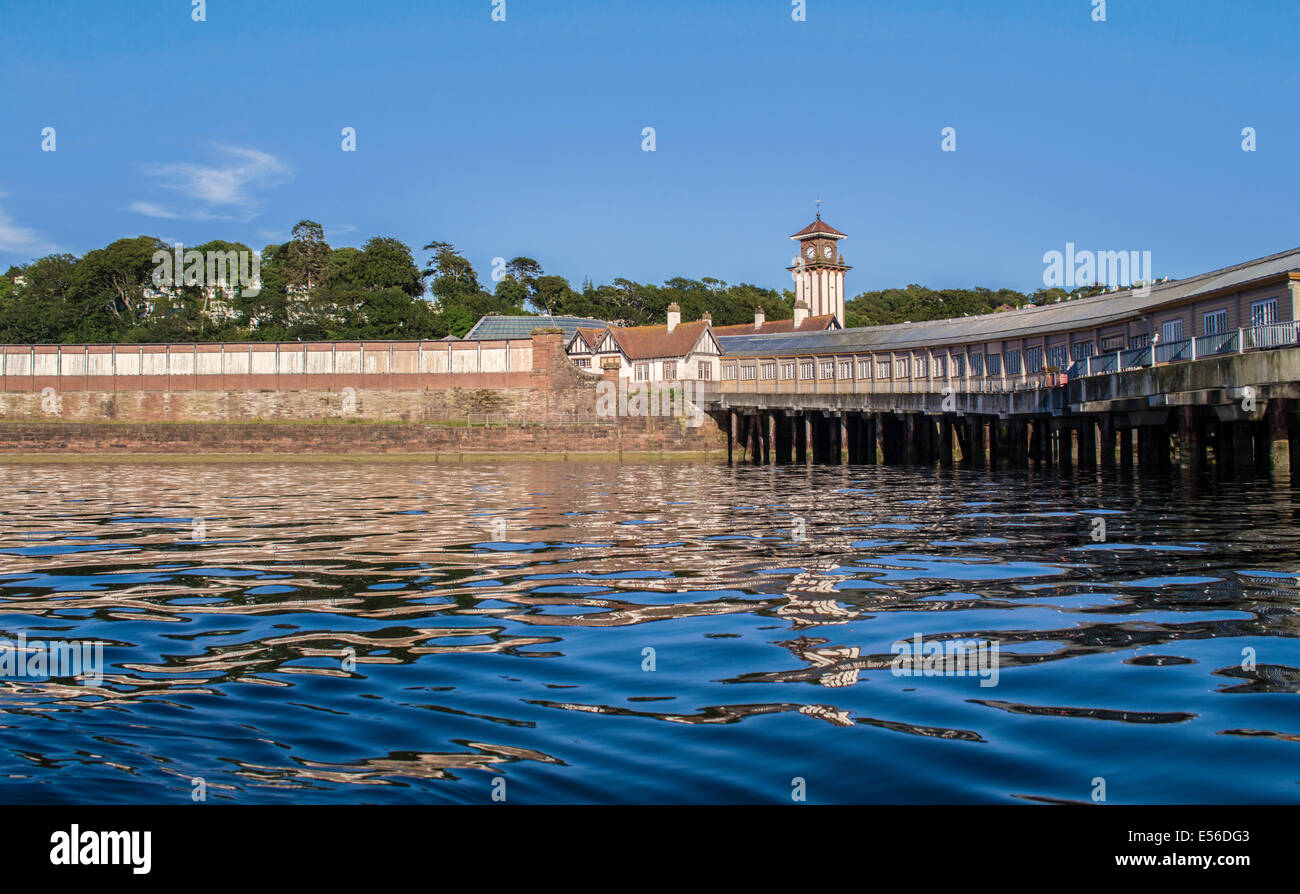 La gare victorienne à Wemyss Bay avec pier couvert menant à un terminal de ferries, vue d'un kayak sur le Firth of Clyde. Banque D'Images
