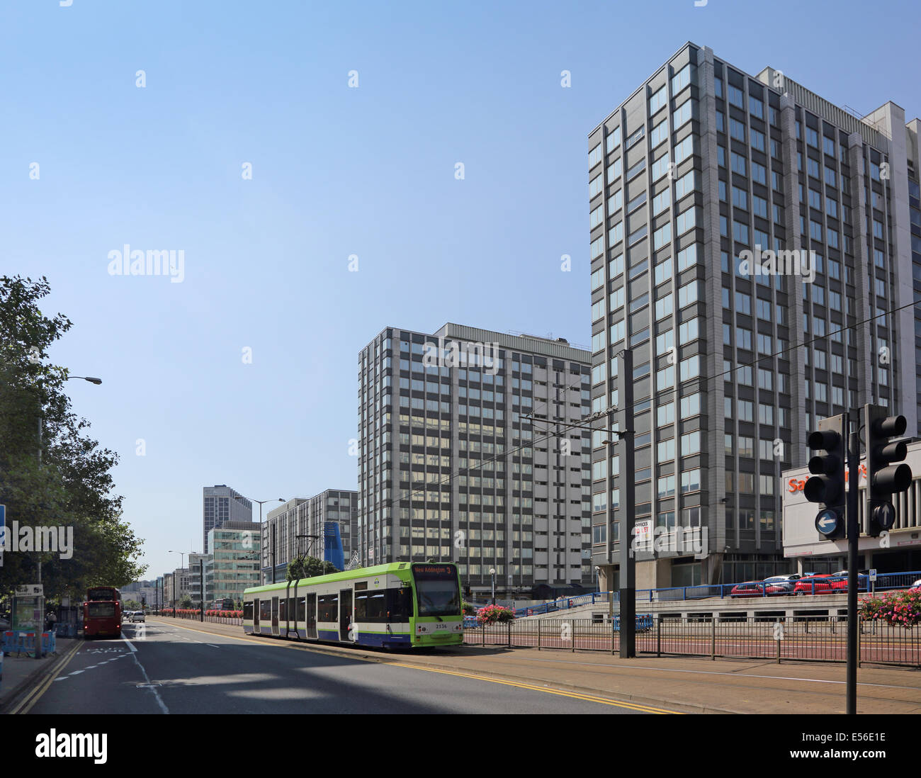 Un tramway sur le Croydon Tramlink system se déplace sur un vide Wellesley Road dans le centre-ville de Croydon. Centre Whitgift affiché derrière. Banque D'Images