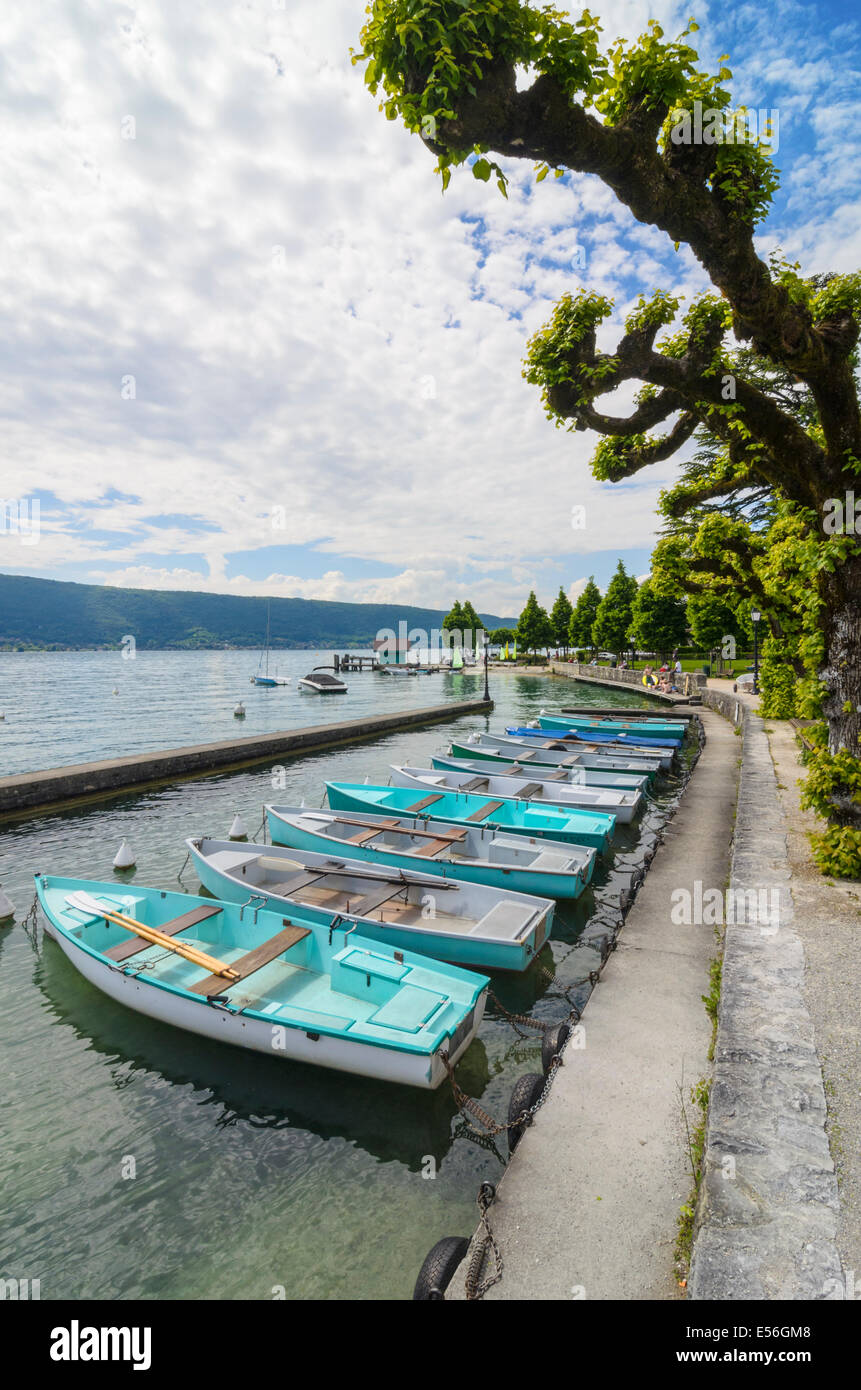 Bateaux le long de la rive du lac d'Annecy, à Menthon-Saint-Bernard, Annecy, Haute-Savoie, Rhône-Alpes, France Banque D'Images