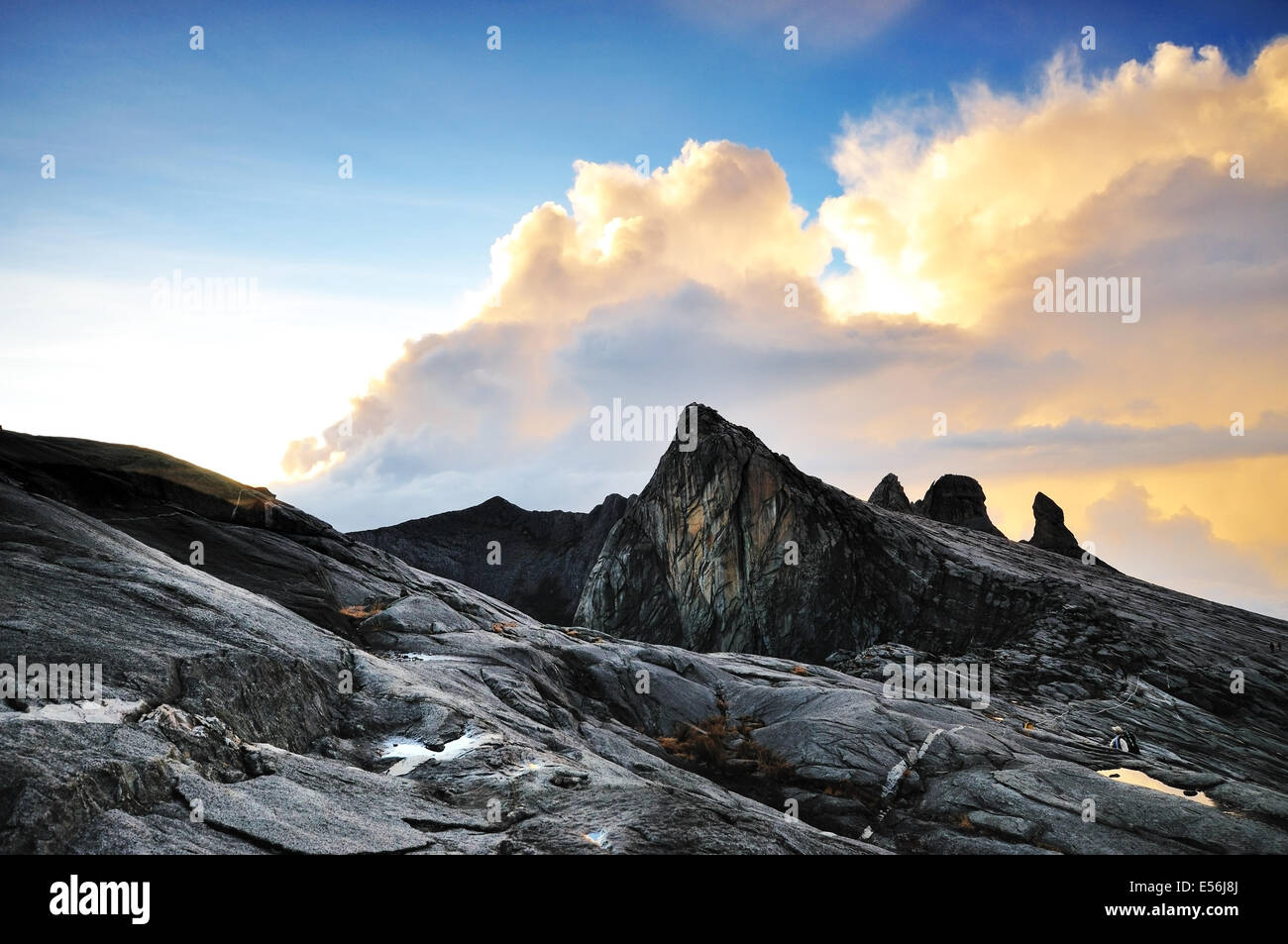 Lever de soleil sur les crêtes du sommet du Mt. Kinabalu, Parc National de Kinabalu Sabah, Bornéo Malaisie Banque D'Images