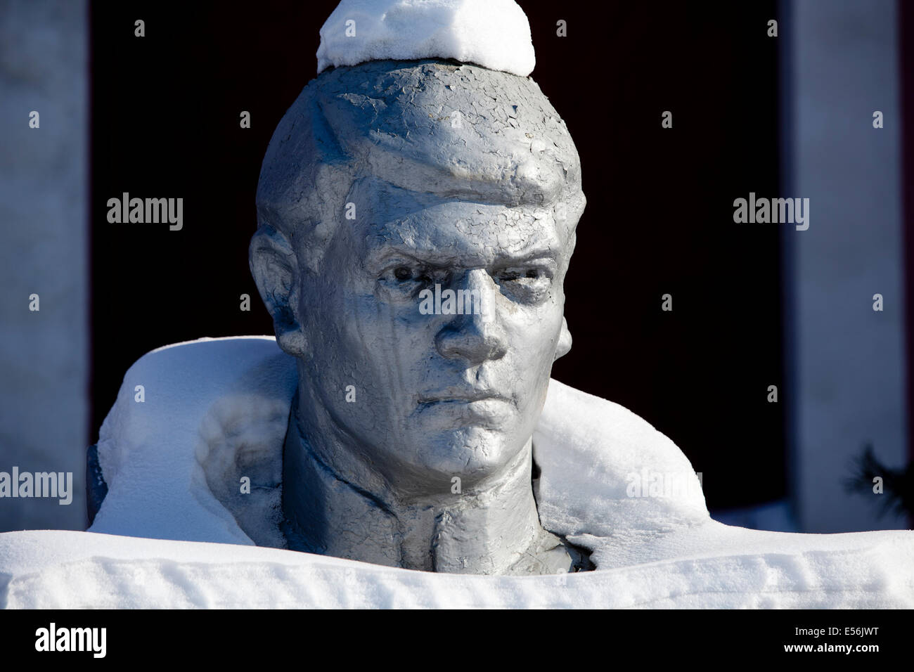 Statue de pierre couvert de neige buste russe memorial Banque D'Images