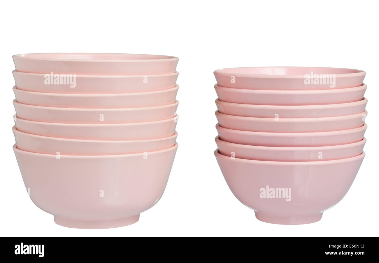 Pile de bols en plastique sur isoler fond blanc. Banque D'Images