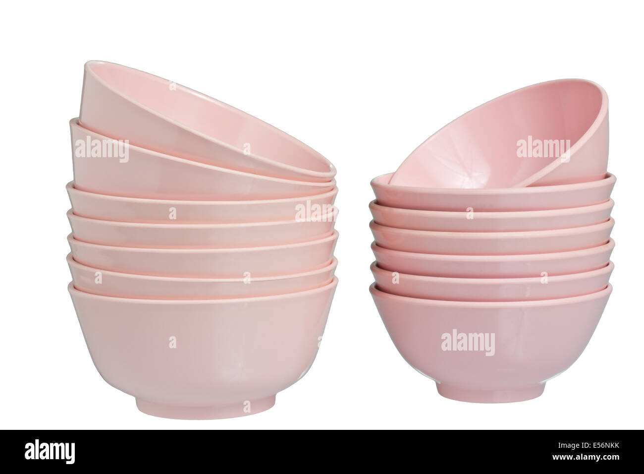 Pile de bols en plastique sur isoler fond blanc. Banque D'Images